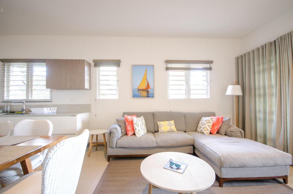 Posezení v ubytování L'Escale 3 bedrooms Sea View and Beachfront Suite by Dream Escapes
