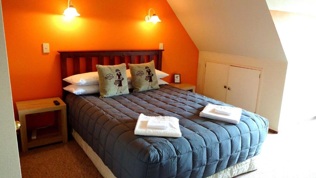 Postel nebo postele na pokoji v ubytování Rotorua Coachman Spa Motel