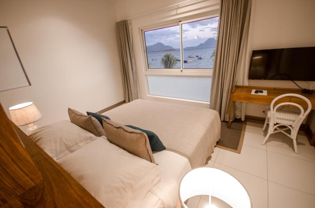 TV a/nebo společenská místnost v ubytování L'Escale 3 bedrooms Sea View and Beachfront Suite by Dream Escapes