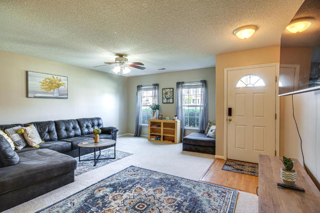 Χώρος καθιστικού στο Lexington Family Home about 9 Mi to Lake Murray!