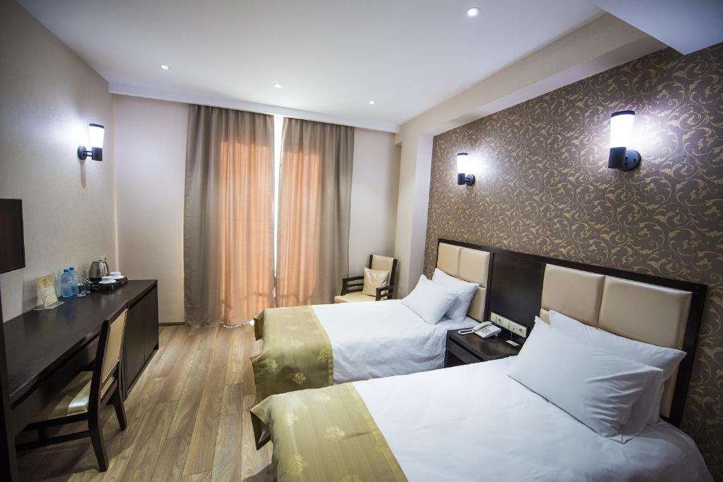 Postel nebo postele na pokoji v ubytování Tbilisi Inn