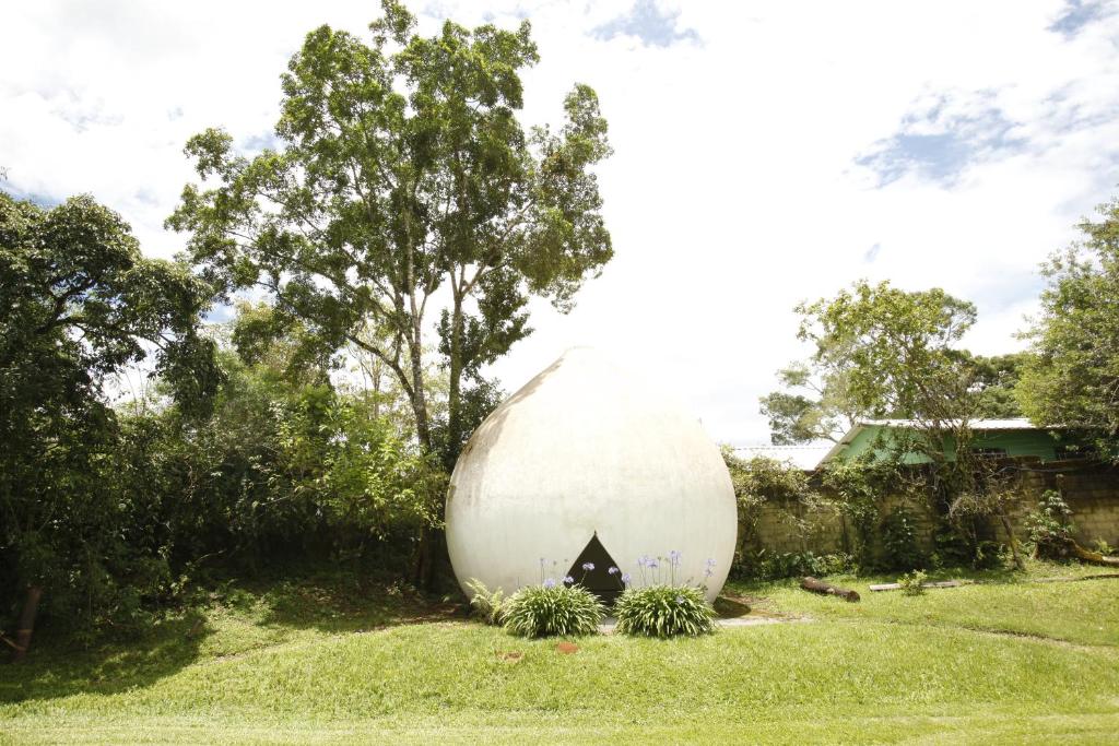 una gran cúpula blanca sentada en el césped en Apoena Chales da Ilha, en São Francisco Xavier