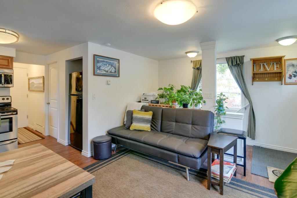 uma sala de estar com um sofá e uma mesa em Cozy Anchorage Retreat Less Than 4 Mi to Downtown! em Anchorage