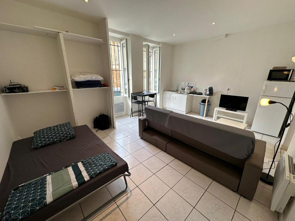 1 dormitorio con 1 cama y sala de estar en Studio One Bed, One Sofa - TV little Kitchen en Marsella