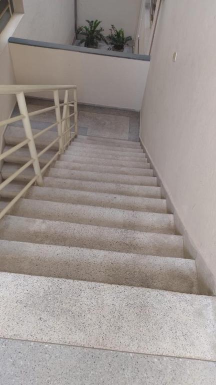 - un escalier dans un bâtiment avec un escalier dans l'établissement Apartamento Inteiro Iguaçu Ipatinga, à Ipatinga