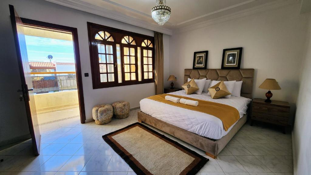 Letto o letti in una camera di Spacious Harhoura Villa: Perfect for Families (5min to Beach)