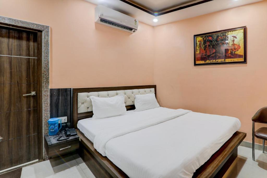 En eller flere senge i et værelse på Hotel Rameshwar