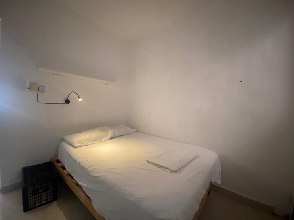 Postel nebo postele na pokoji v ubytování The Hostal Inn