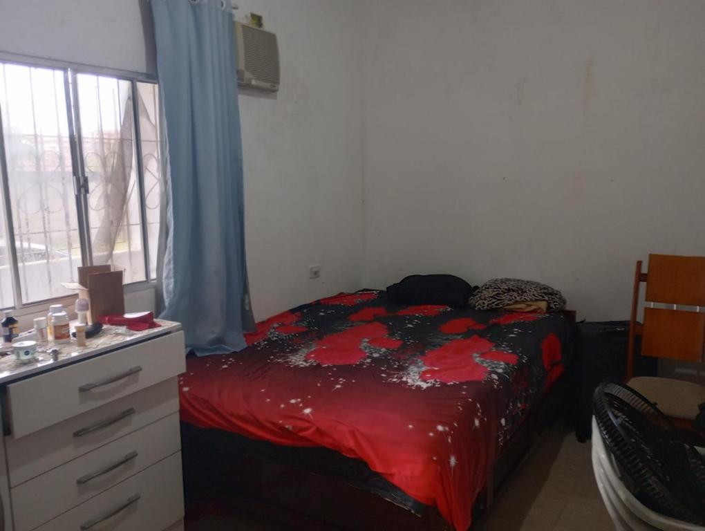 1 dormitorio con 1 cama, vestidor y ventana en Casa temporada 2 quartos, en Serra