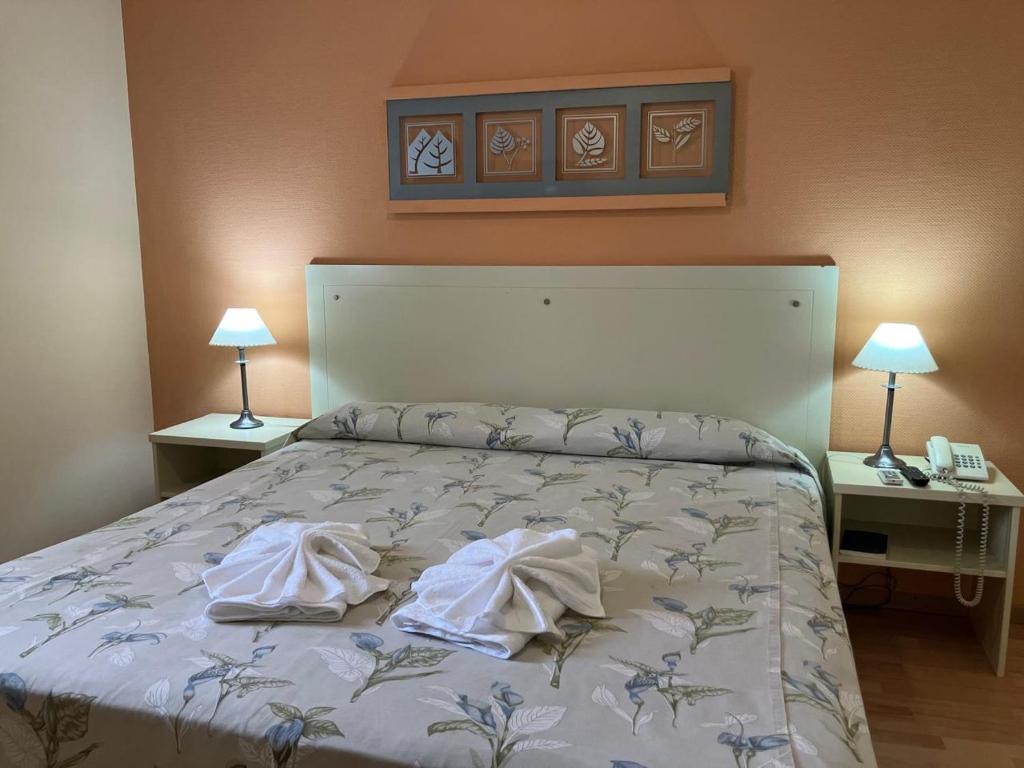 Postel nebo postele na pokoji v ubytování HOTEL LOS TILOS RECONQUISTA