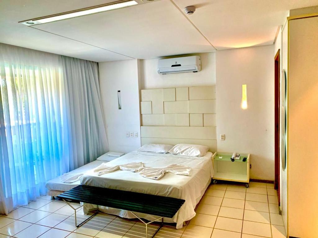 um quarto com uma cama grande num quarto em Marulhos Resort - 1 quarto em Porto de Galinhas