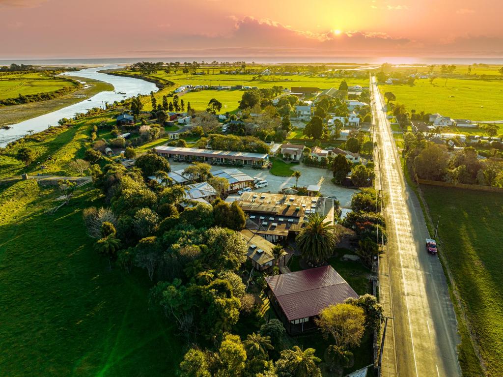 vista aerea di un resort con fiume di Last Resort Karamea a Karamea