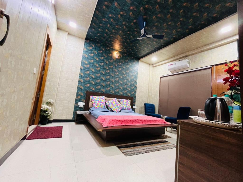 Postel nebo postele na pokoji v ubytování Shreshth Home Stay - Best Family Accommodation - 3km from Har Ki Pauri, Haridwar, Uttarakhand