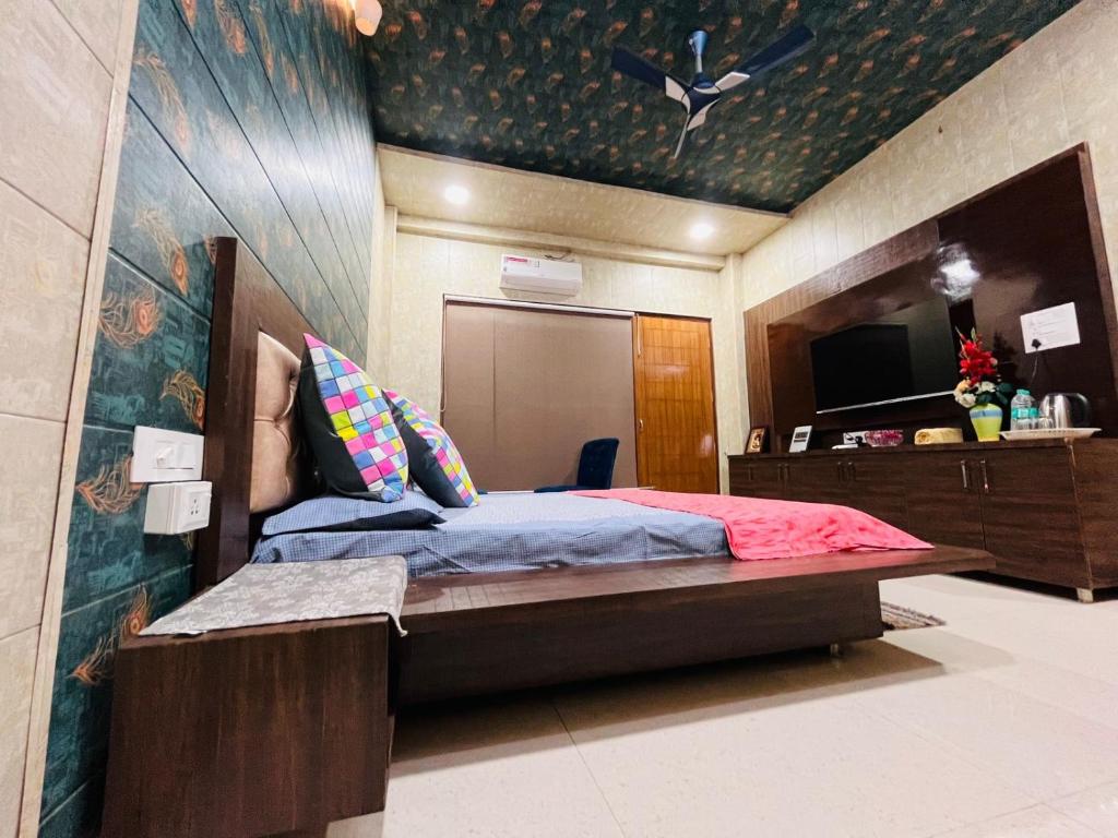 Postel nebo postele na pokoji v ubytování Shreshth Home Stay - Best Family Accommodation - 3km from Har Ki Pauri, Haridwar, Uttarakhand