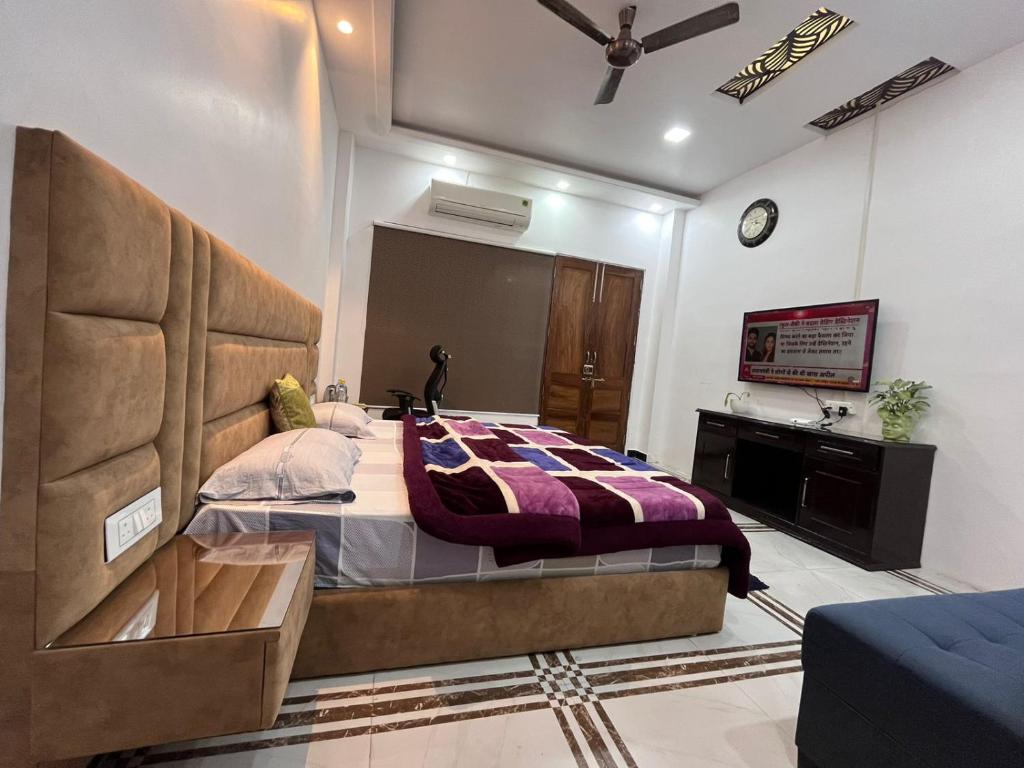 Postel nebo postele na pokoji v ubytování Shreshth Home Stay - Best Family Accommodation - 3km from Har Ki Pauri, Haridwar, Uttarakhand