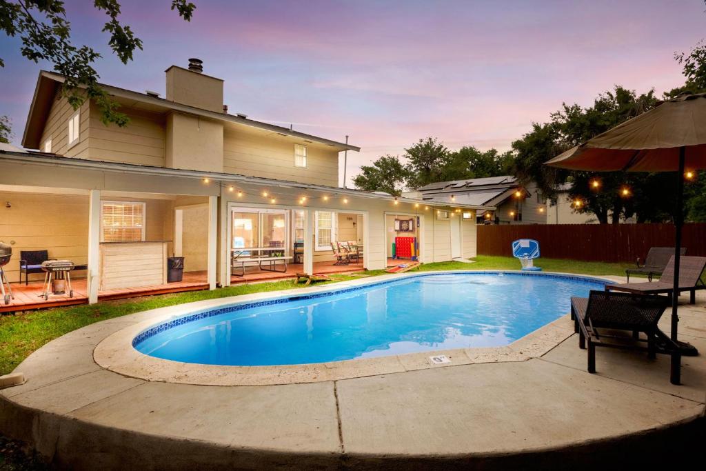 una piscina frente a una casa en Spacious 4 bedroom with pool-Minutes to Seaworld! en San Antonio