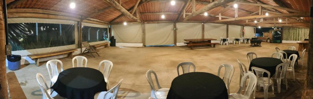 uma grande sala com cadeiras e mesas em Chácara Urbana Quiosque Canto do Curió em Araxá
