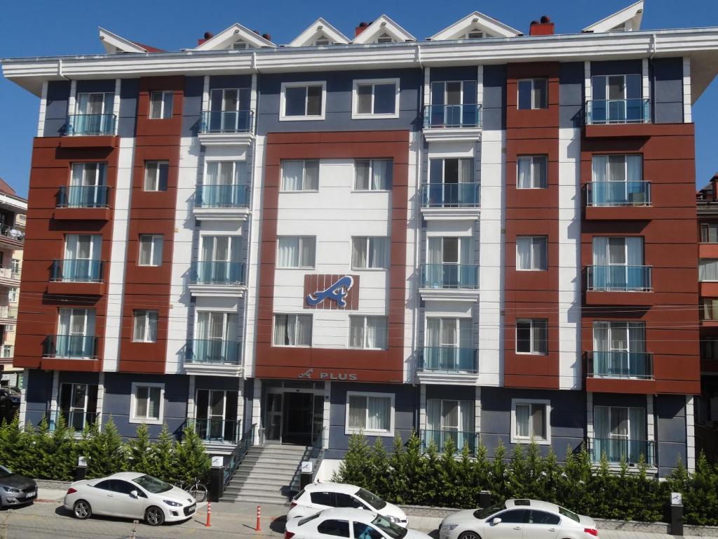un bâtiment avec des voitures garées devant lui dans l'établissement A Plus, à Edirne