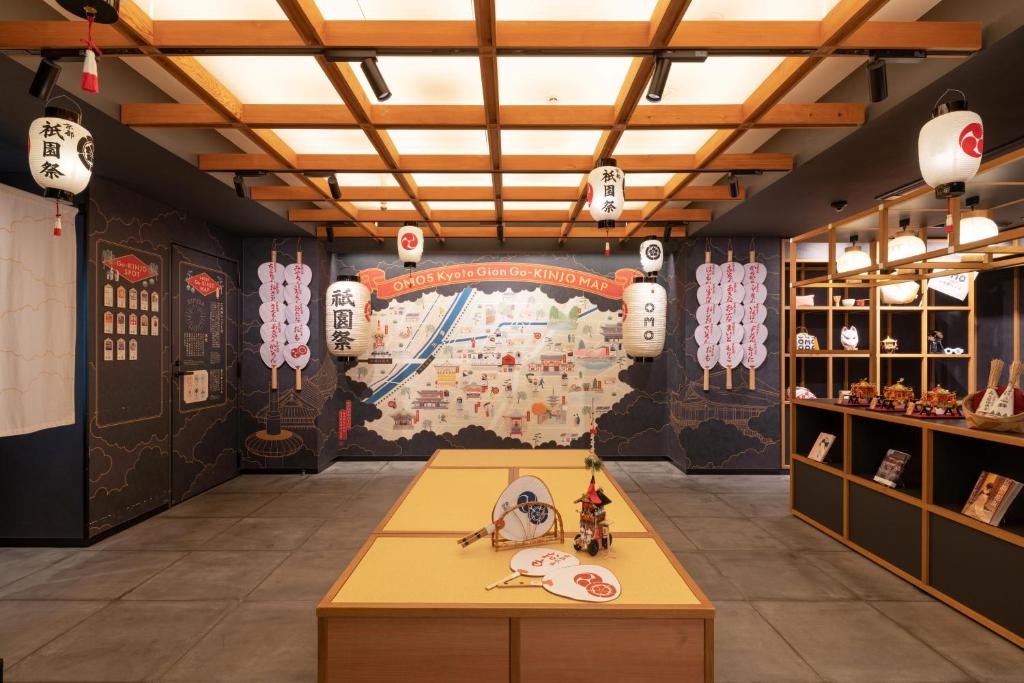 京都的住宿－OMO5 Kyoto Gion by Hoshino Resorts，墙上有一张大地图的房间