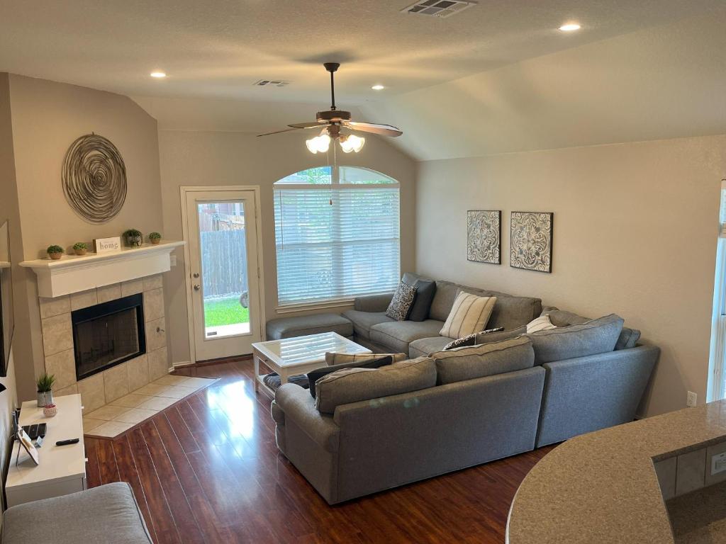 uma sala de estar com um sofá e uma lareira em Cozy & spacious 3 bed home North San Antonio - Stone Oak area em Bulverde