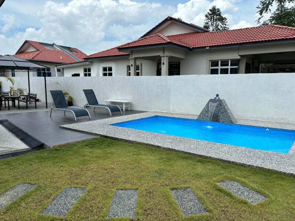 Piscina en o cerca de EnaBella Homestay Pool Melaka