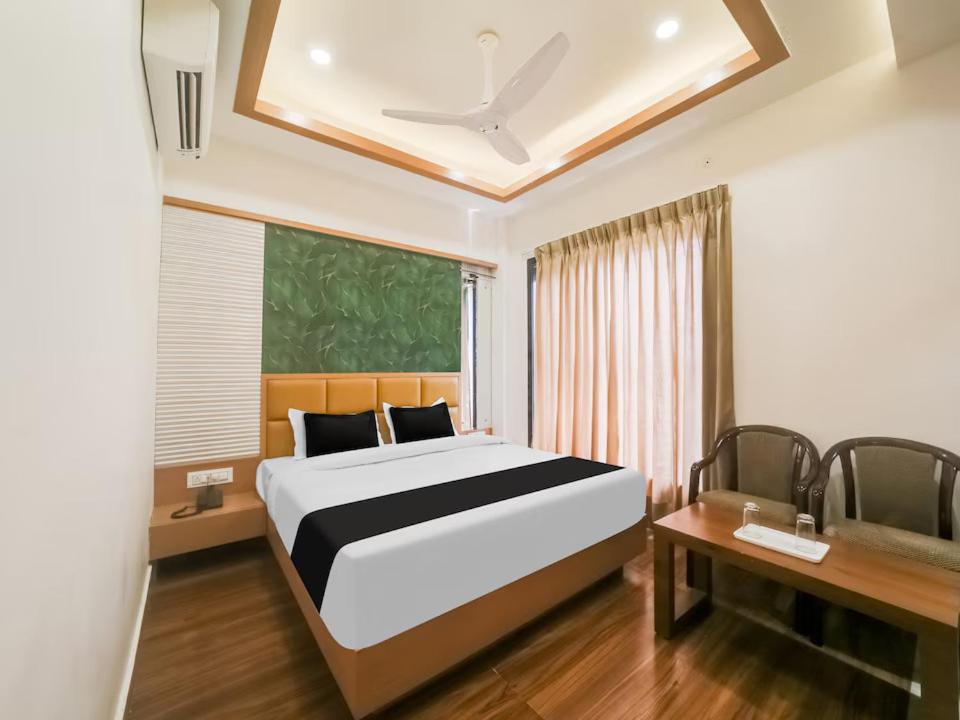 Un dormitorio con una cama grande y una ventana en Hotel Lotus Blue By De Tulip en Bhopal