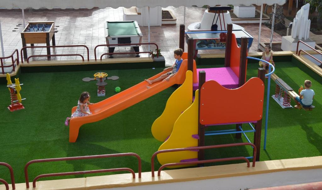 Dětský klub v ubytování Bungalows Parque Bali con AIRE ACONDICIONADO