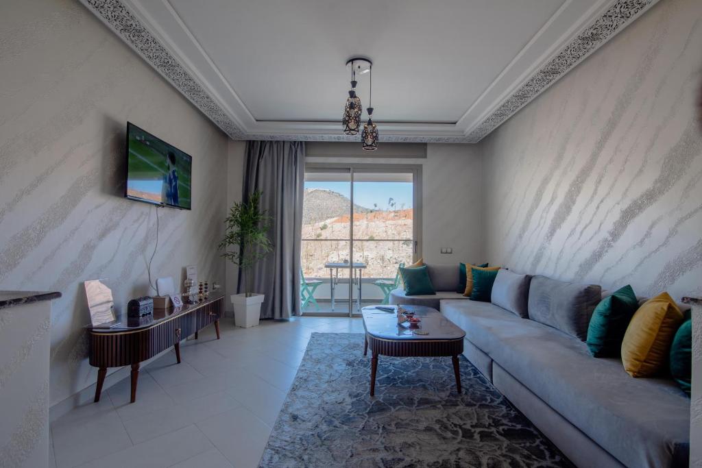 TV a/nebo společenská místnost v ubytování Luxury Seafront Apartment 99sqm with 2 Bedrooms and Wi-Fi Unlimited