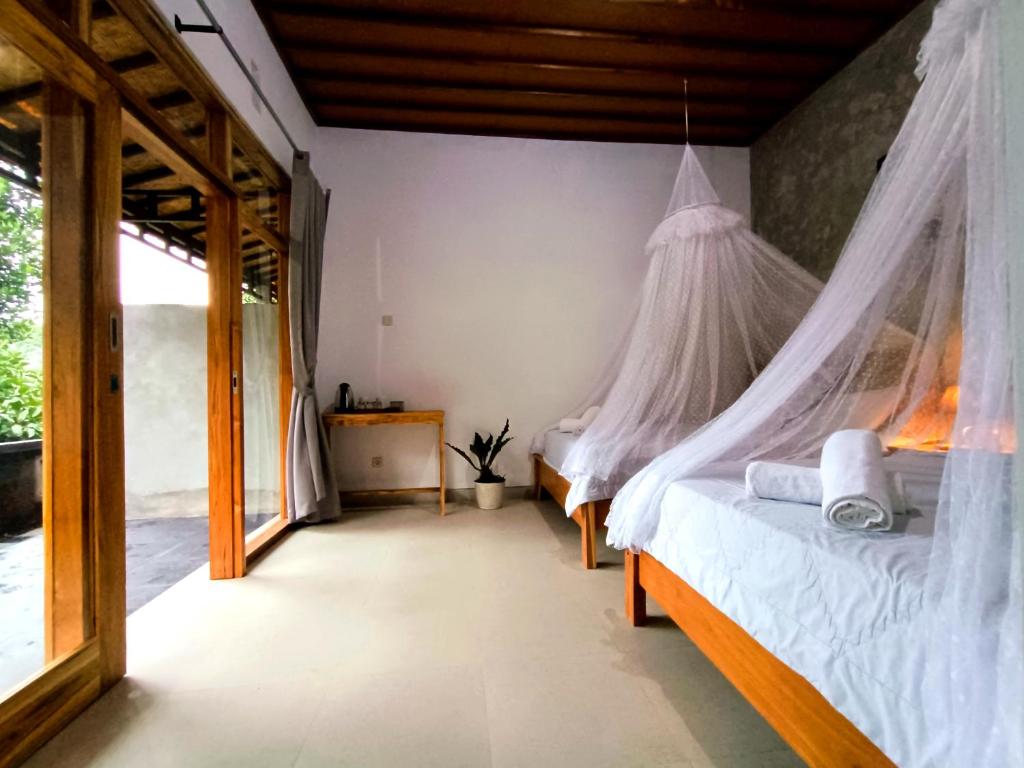 Postel nebo postele na pokoji v ubytování Artomoro Bali