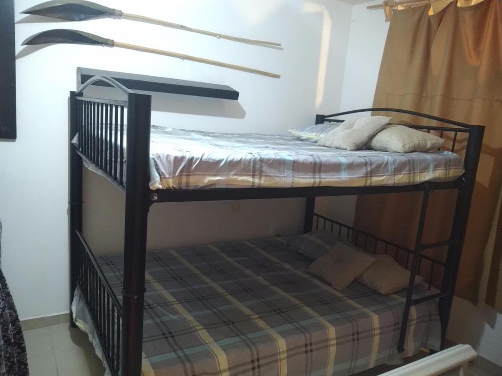 מיטה או מיטות קומותיים בחדר ב-Loft Chalet