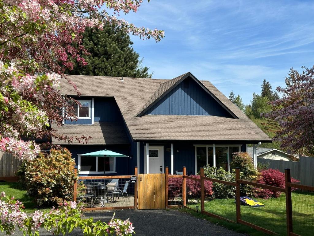 una casa azul con una valla en Delightful family-friendly home in the heart of WA en Olympia