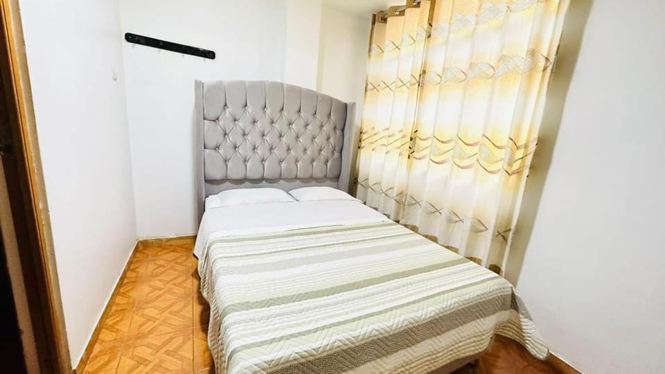 滁林的住宿－Hostal príncipe，一间小卧室,卧室内配有一张床铺