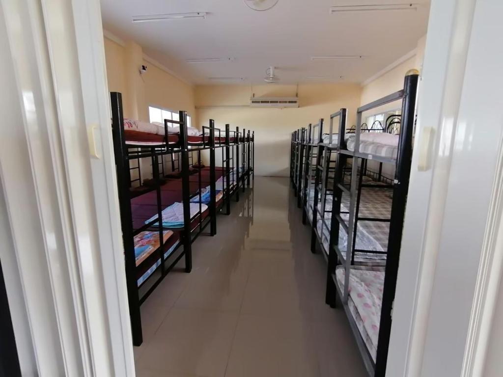 Cette chambre dispose d'un couloir avec de nombreux lits superposés. dans l'établissement ศูนย์สัมมนาอาร์มทอง, à Ban Khlong Kathon