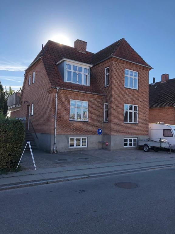 una casa di mattoni con un furgone parcheggiato di fronte di Køge Bed & Kitchen - Rooms a Køge