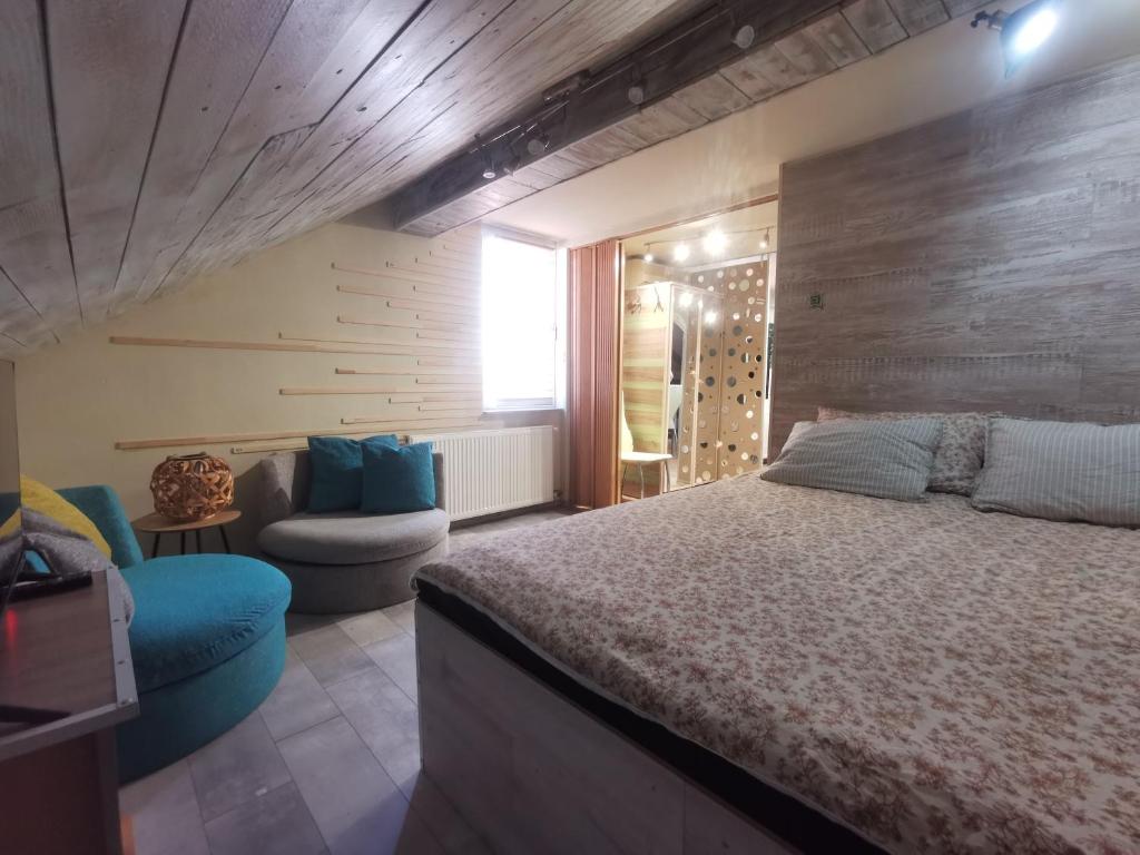 1 dormitorio con 1 cama grande y 1 silla en URBAN Life STYLE, en Zajecar
