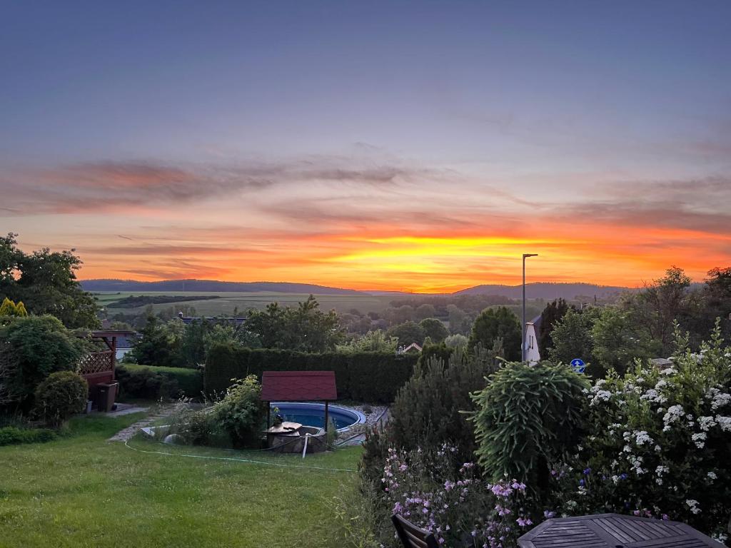 una vista de la puesta de sol desde un patio en Cat’s House- Dům u třech koček, en Zdice