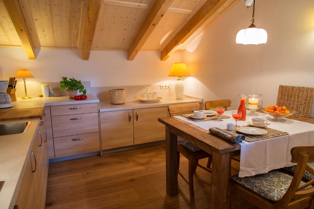 Kuchyň nebo kuchyňský kout v ubytování Haus Lesch - Stilvolle Appartements mit tollem Bergblick in Kreuth am Tegernsee