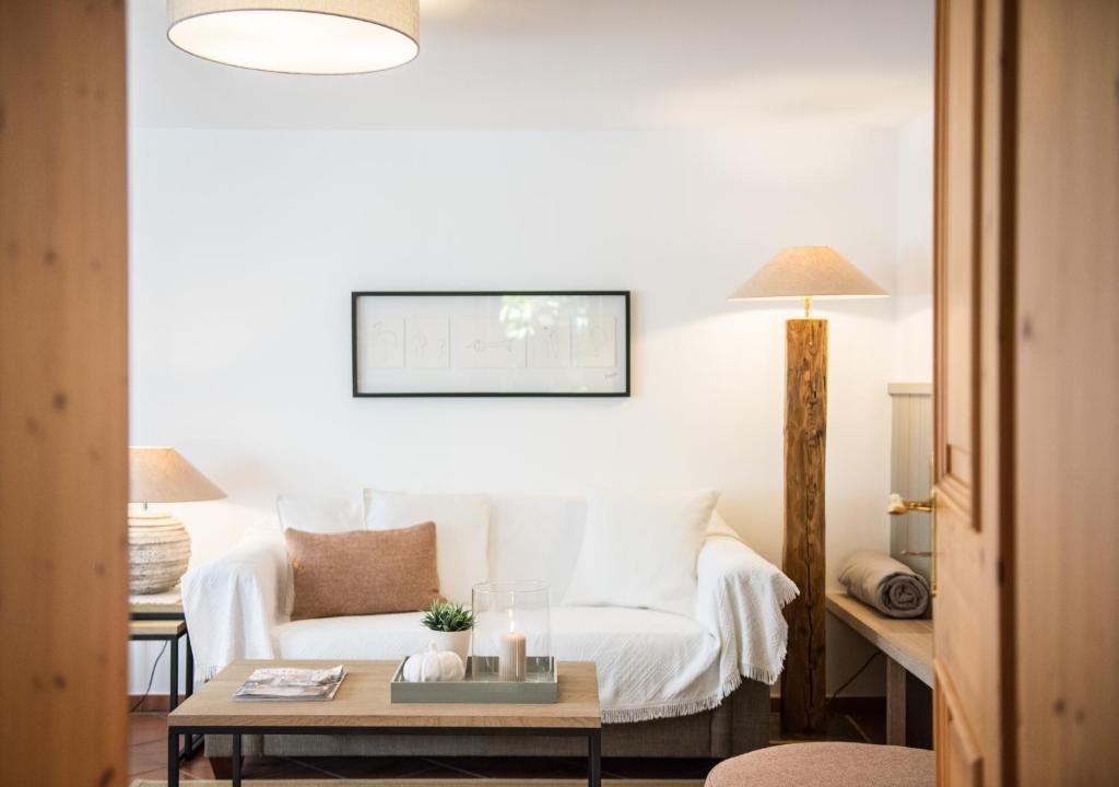 Postel nebo postele na pokoji v ubytování Haus Lesch - Stilvolle Appartements mit tollem Bergblick in Kreuth am Tegernsee