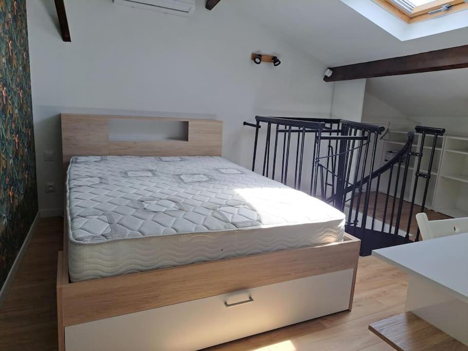 - une chambre avec un grand lit dans l'établissement Appartement 2 pièces à 5 minutes de la plage, à Saint-Laurent-du-Var