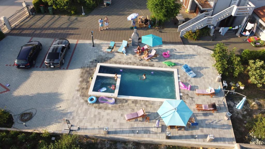 Bazén v ubytování Apartmant Franica with heated pool and jacuzzi nebo v jeho okolí