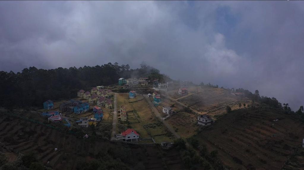 - une vue aérienne sur un village au sommet d'une colline dans l'établissement STARLIGHT HOTELS KODAI, à Kodaikānāl
