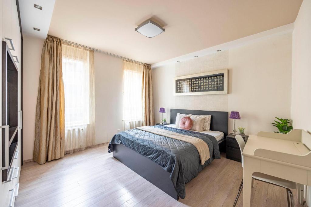 Легло или легла в стая в Exclusive Central Suite with Balcony by Prestige Homes