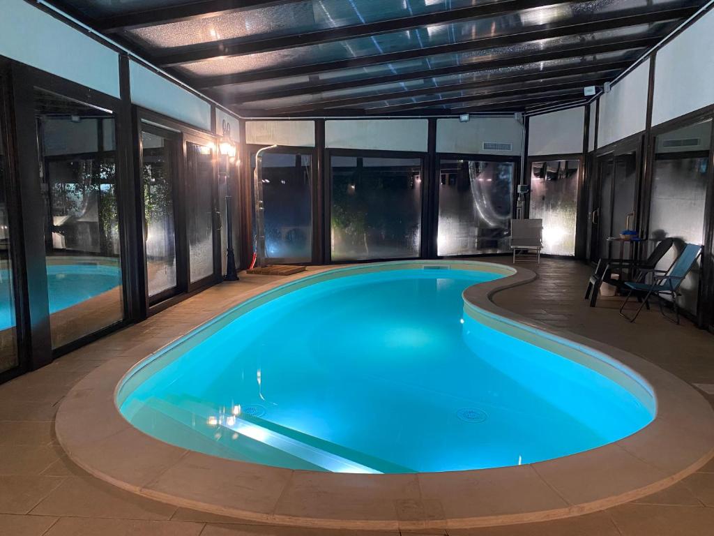 ein großer Pool in einem Gebäude in der Unterkunft B&B Etna Country in Tremestieri Etneo