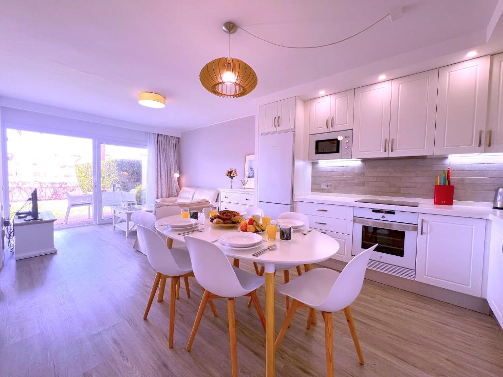 une cuisine avec une table et des chaises dans une pièce dans l'établissement Tropicalidays Botanic Garden, à Puerto de la Cruz