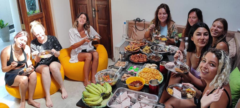 Jídlo v hostelu nebo okolí