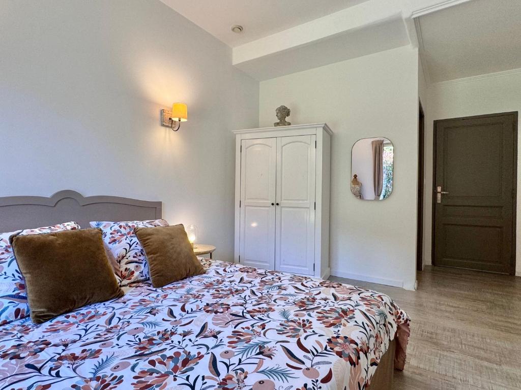a bedroom with a bed with a blue and white comforter at Les 5 Arches in Sisco