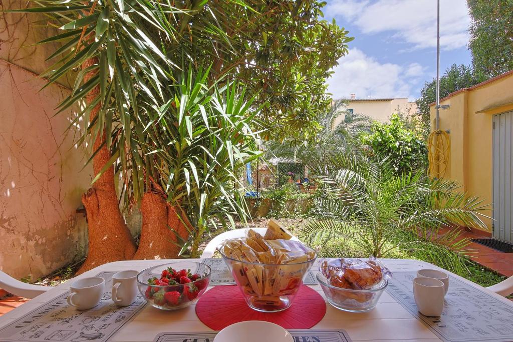 una mesa con un plato de comida en el patio en B&B Cristina Garden, en Pisa