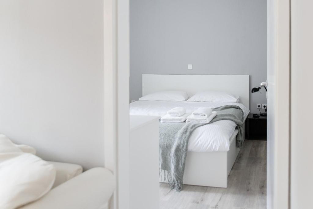 Modern stay in the heart of Bled by Pintar Apartments
