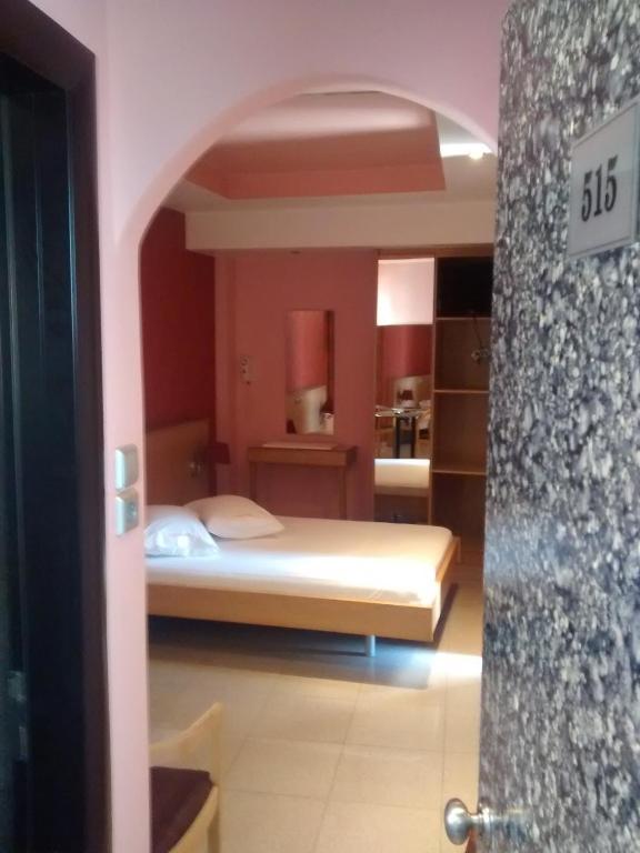 Łóżko lub łóżka w pokoju w obiekcie Hotel Niki Piraeus