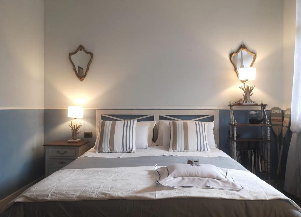 瓦瑞諾博吉的住宿－Appartament Deluxe，卧室配有一张大床,墙上挂有两面镜子